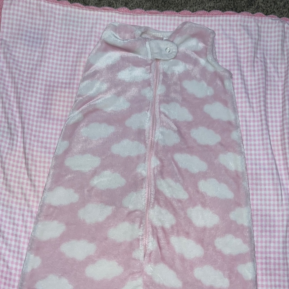 HB, 0-6 mo sleeveless sleep sack. Soft soft pink & white👼